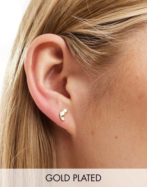 Pendientes de botón dorados repujados con diseño de luna chapados en oro de Kingsley Ryan