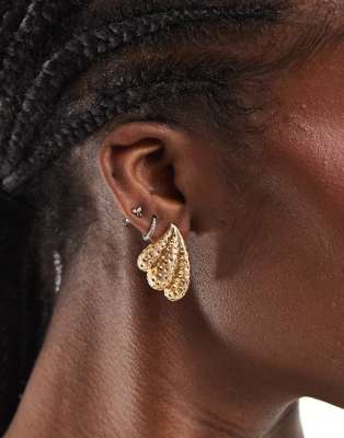Pendientes de botón dorados texturizados de estilo vintage de DesignB London 