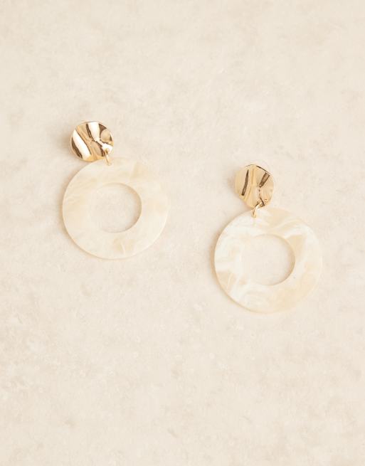 Pendientes de botón dorados y beis con diseño circular de resina de DesignB London, 2 de 3