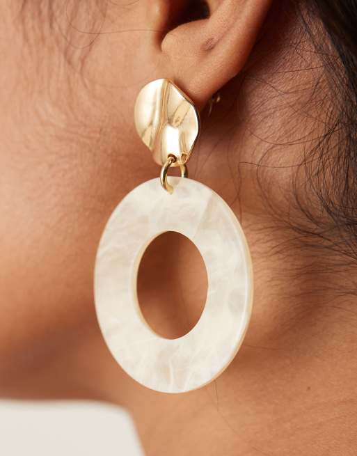 Pendientes de botón dorados y beis con diseño circular de resina de DesignB London, 3 de 3