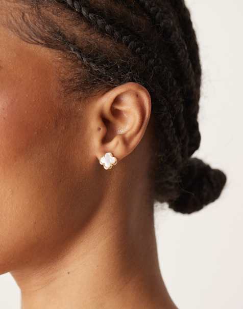 Pendientes de botón dorados y blancos con diseño de trébol de DesignB London - view 1