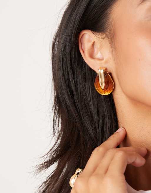 Pendientes de botón dorados y efecto carey con diseño estilo vintage de ASOS DESIGN, 3 de 3