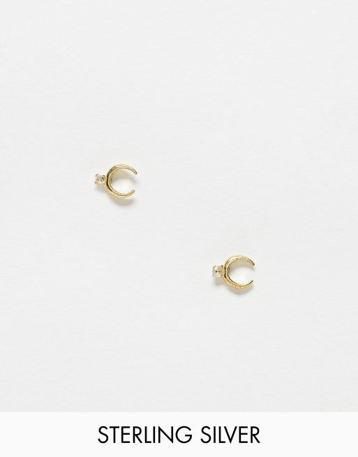 Pendientes de botón en forma de luna creciente chapados en oro con cristal de Kingsley Ryan