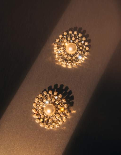 Pendientes de botón extragrandes con diseño de perla circular y cristales de edición limitada de ASOS DESIGN
