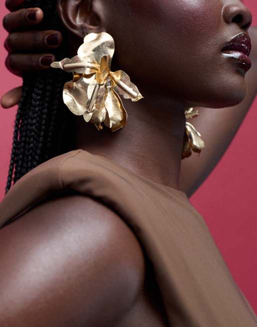 Pendientes de botón grandes de tono dorado cepillado con diseño floral de ASOS DESIGN, 2 de 3