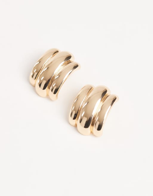 Pendientes de botón grandes dorados con diseño en relieve triple de ASOS DESIGN, 2 de 3