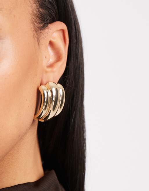 Pendientes de botón grandes dorados con diseño en relieve triple de ASOS DESIGN, 3 de 3