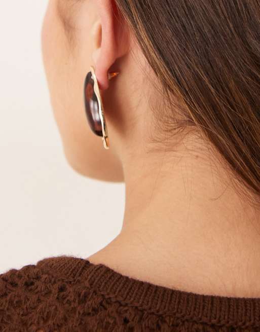 Pendientes de botón grandes dorados con piedra ámbar sintética de ASOS DESIGN, 3 de 3