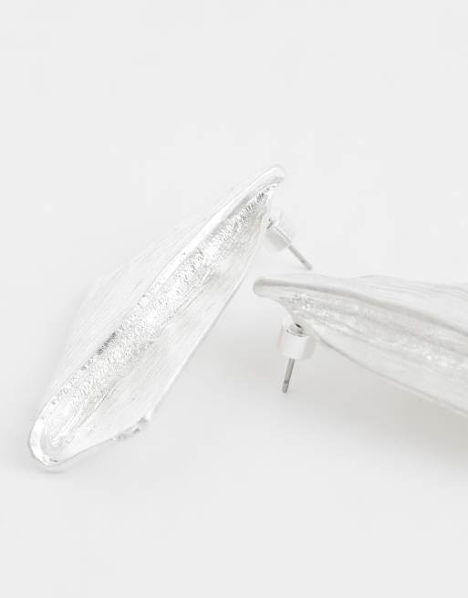 Pendientes de botón grandes plateado cepillado con diseño plegado de rombos de ASOS DESIGN, 4 de 4