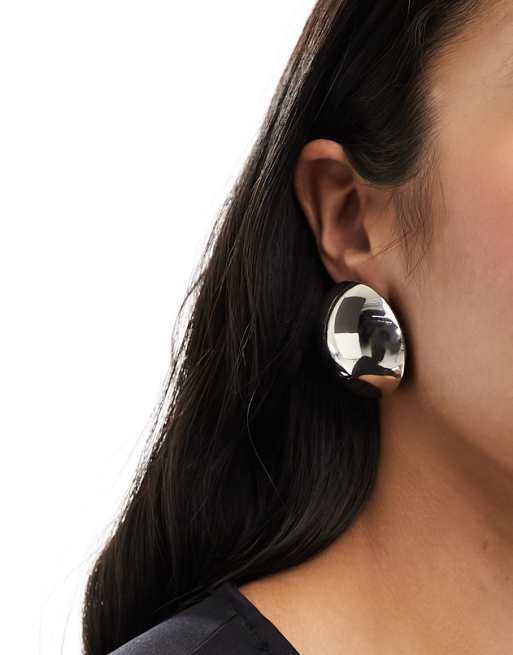 Pendientes de botón grandes plateados con diseño esférico de Image Gang, 4 de 4
