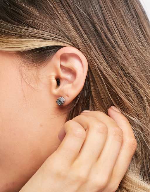 de botón grises con incrustaciones de cristales de Calvin Klein |