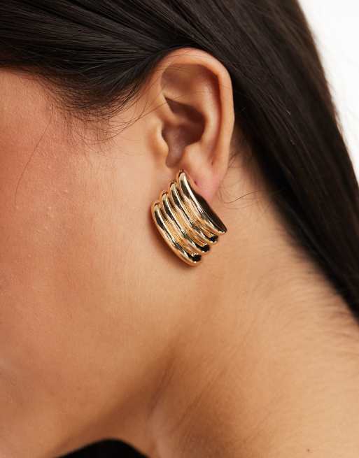 Pendientes de botón gruesos dorados llamativos con diseño acanalado de ALDO 