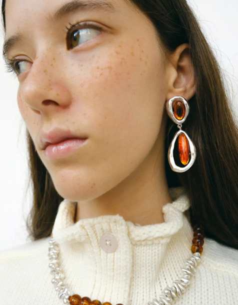 Pendientes de botón largos plateados llamativos con piedra de resina Kensington de Susmie's - view 1