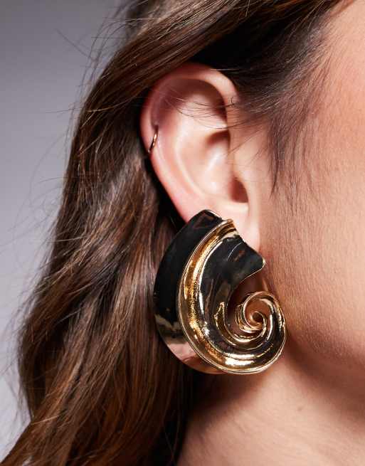 Pendientes de botón llamativos con diseño arremolinado chapados en oro de 18 quilates de 8 Other Reasons