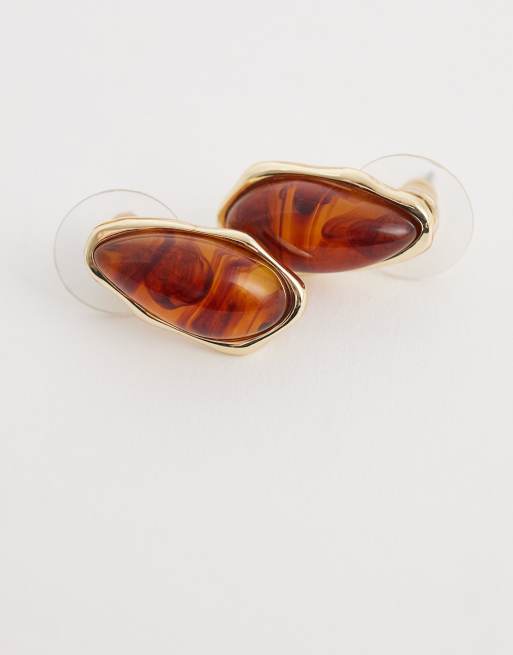 Pendientes de botón marrón ámbar con diseño irregular de resina de DesignB London, 3 de 4