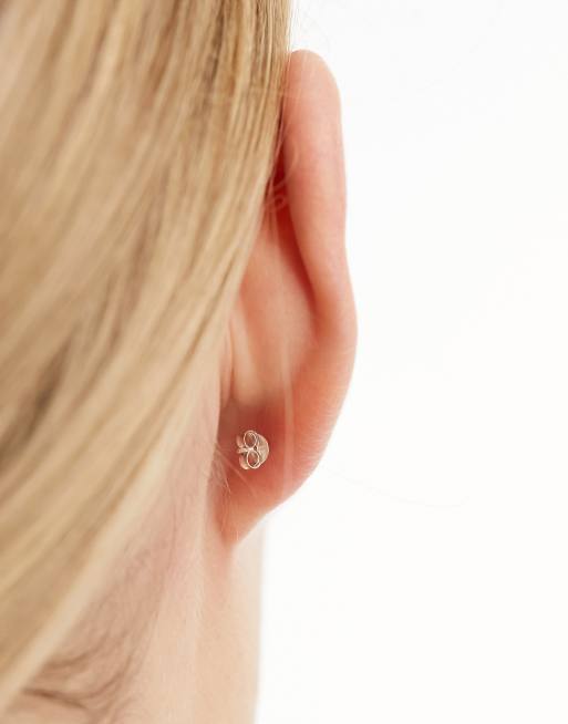 Pendientes de botón plateados con cristal en forma de lágrima de plata de ley de Kingsley Ryan, 4 de 4