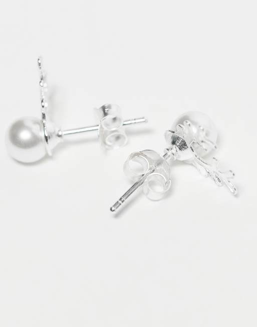 Pendientes de botón plateados con diseño de ciervo con perla de imitación para Navidad de Kingsley Ryan, 2 de 3
