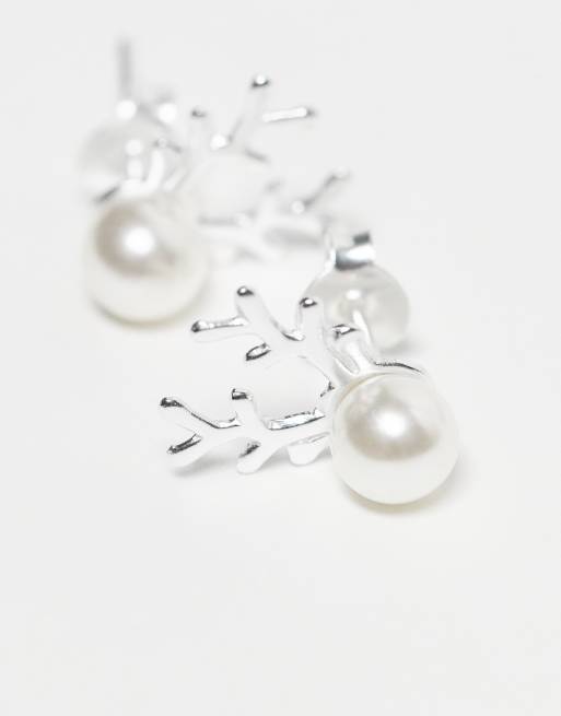 Pendientes de botón plateados con diseño de ciervo con perla de imitación para Navidad de Kingsley Ryan, 3 de 3