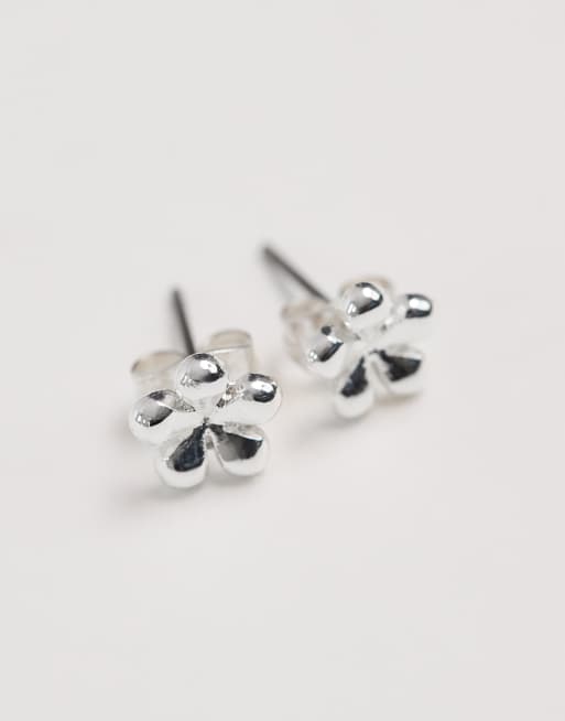 Pendientes de botón plateados con diseño de flor chapados en 18 quilates de Pieces, 2 de 3