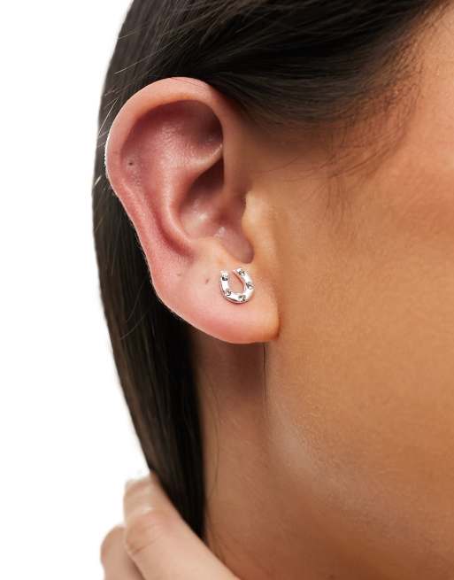 Pendientes de botón plateados con diseño de herradura de plata de ley de Kingsley Ryan, 3 de 4
