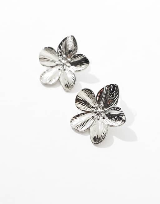 Pendientes de botón plateados con diseño llamativo de flor de DesignB London, 3 de 4