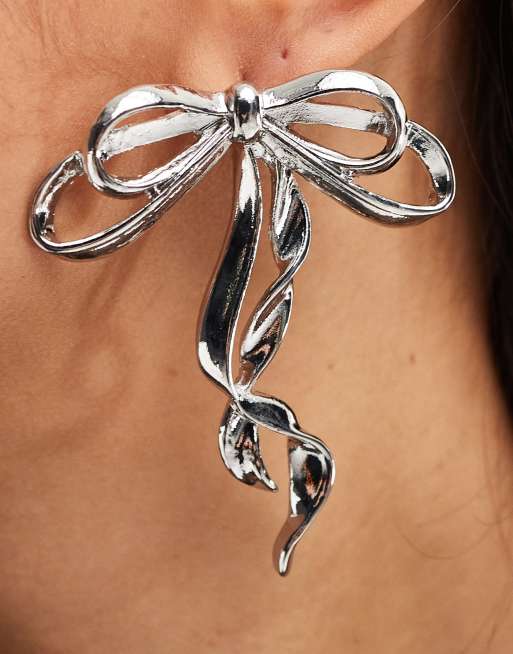 Pendientes de botón plateados extragrandes con detalle de lazo de ASOS DESIGN, 3 de 4