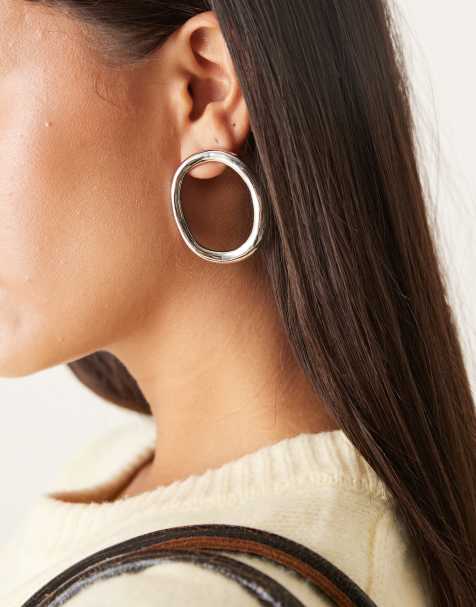 Pendientes de botón plateados llamativos con diseño calado de DesignB London - view 1