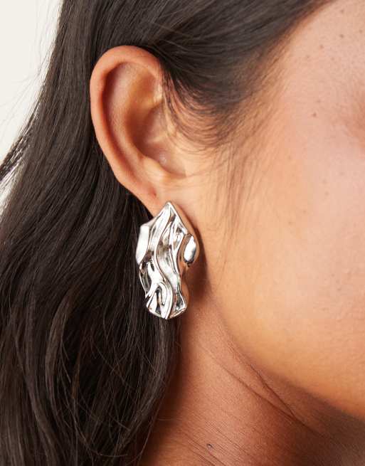 Pendientes de botón plateados llamativos con diseño texturizado efecto fundido de DesignB London