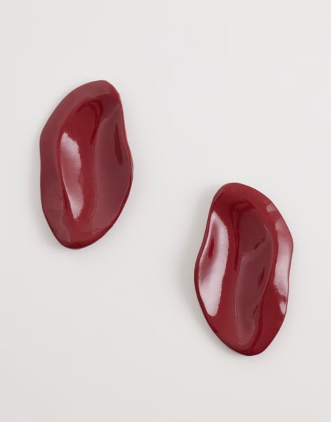 Pendientes de botón rojos con diseño irregular esmaltado de DesignB London - view 1