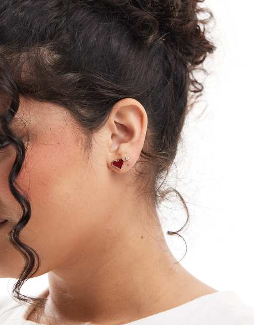 Pendientes de botones dorados y rojos en forma de corazón para San Valentín de PIECES