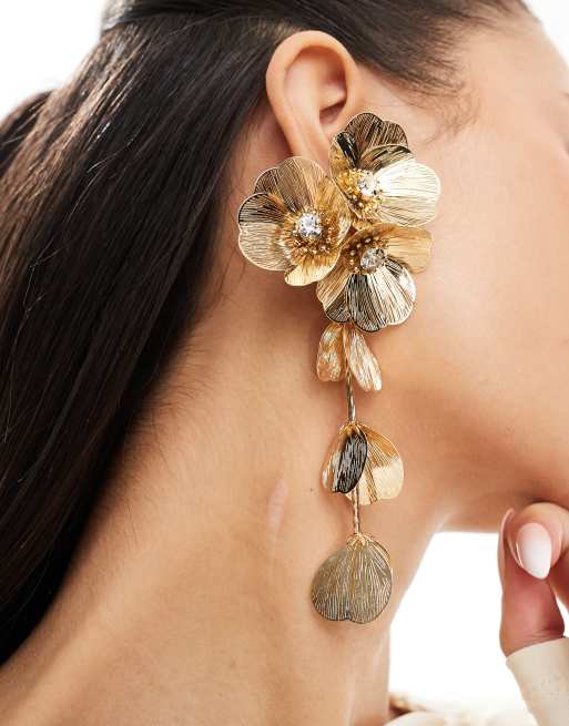 Pendientes de clip dorados con diseño floral tridimensional colgante de ASOS DESIGN