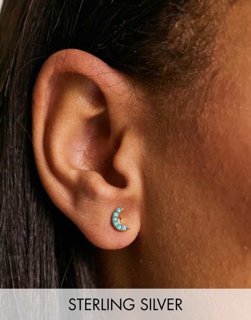 Pendientes de plata de ley chapados en oro con diseño de luna creciente y turquesas de Kingsley Ryan 