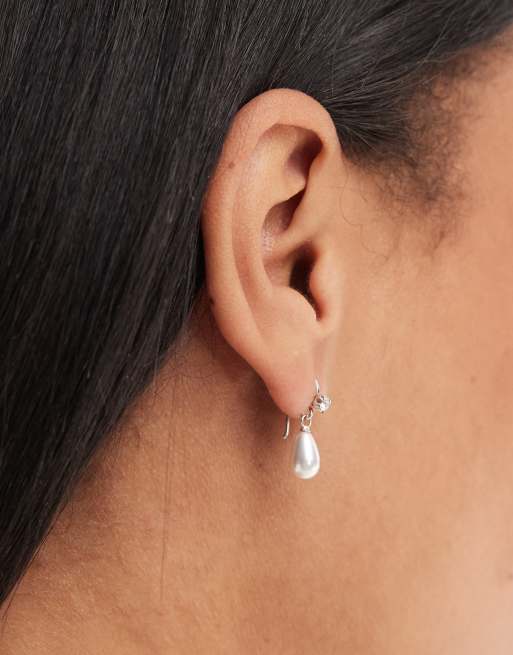 Pendientes de plata de ley con diseño de perla en forma de lágrima y cristal de Kingsley Ryan, 2 de 4