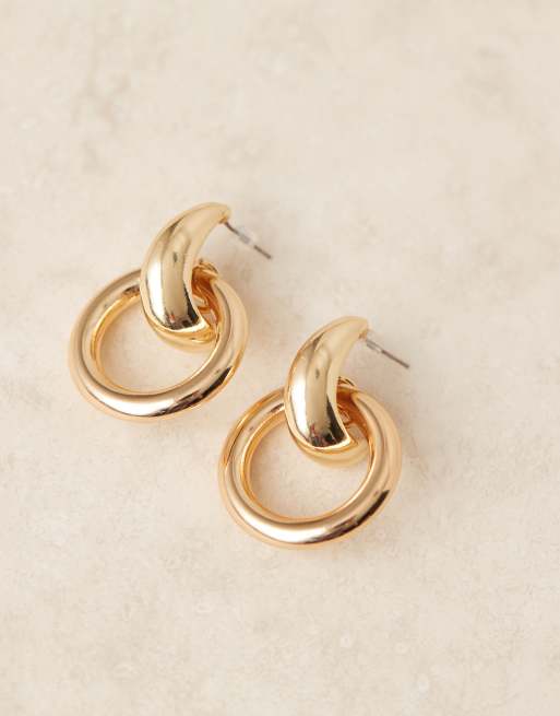 Pendientes dorados clásicos con diseño de aldaba de DesignB London, 3 de 3
