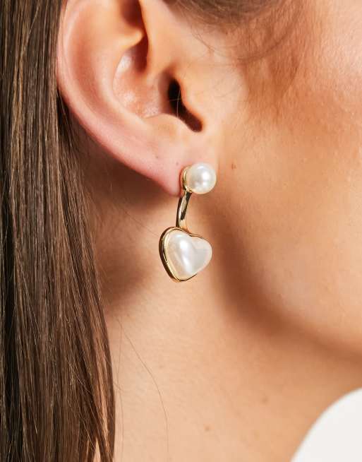 Pendientes dorados con colgante de perlas en forma de corazón de DesignB London, 2 de 4