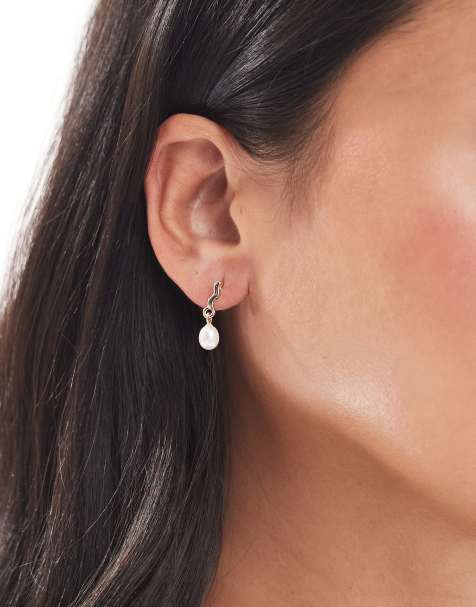 Pendientes dorados con detalle de perla y metal efecto fundido de Pieces - view 1