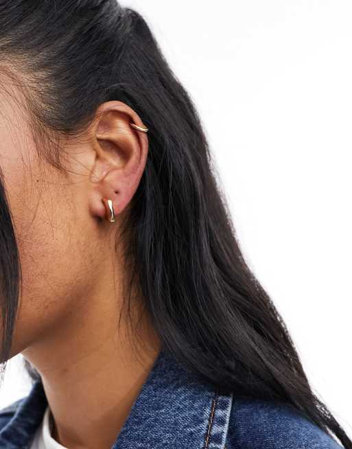 Pendientes dorados con diseño angular de DesignB London 