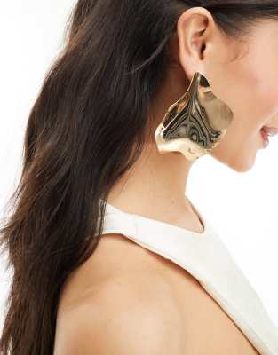 Pendientes dorados con diseño angular de Kaiia