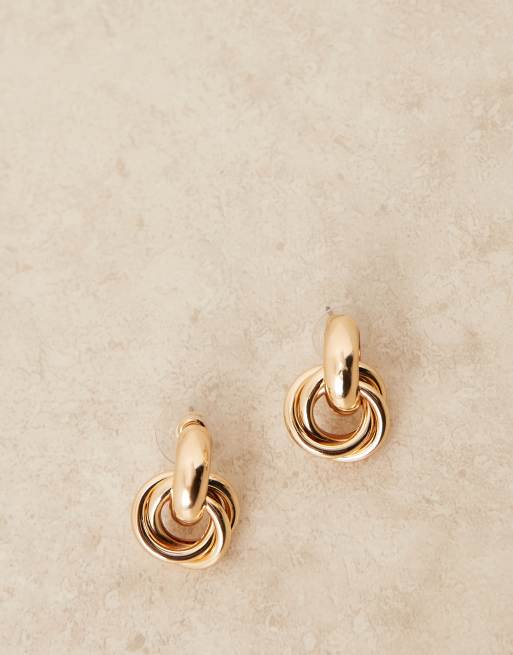 Pendientes dorados con diseño anudado de aldaba de DesignB London, 2 de 3