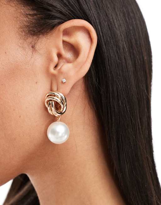 Pendientes dorados con diseño anudado y charm de perla Lillypearlie de ALDO