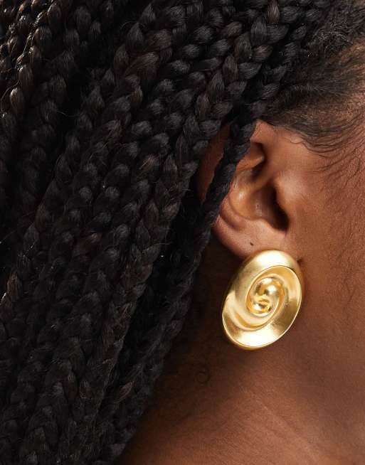 Pendientes dorados con diseño circular de Mango