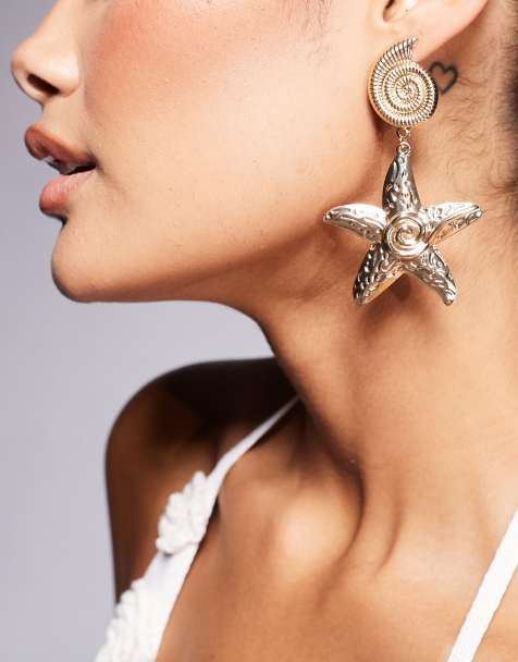 Pendientes dorados con diseño colgante de concha y estrella de mar extragrande de Kaiia - view 1