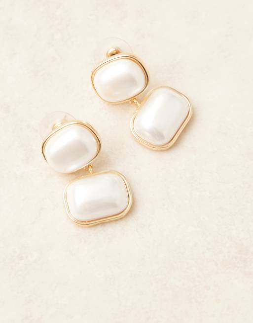 Pendientes dorados con diseño colgante de dos perlas de DesignB London, 2 de 3