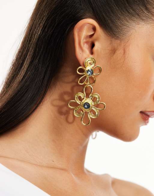 Pendientes dorados con diseño colgante de flor de Petit Moments
