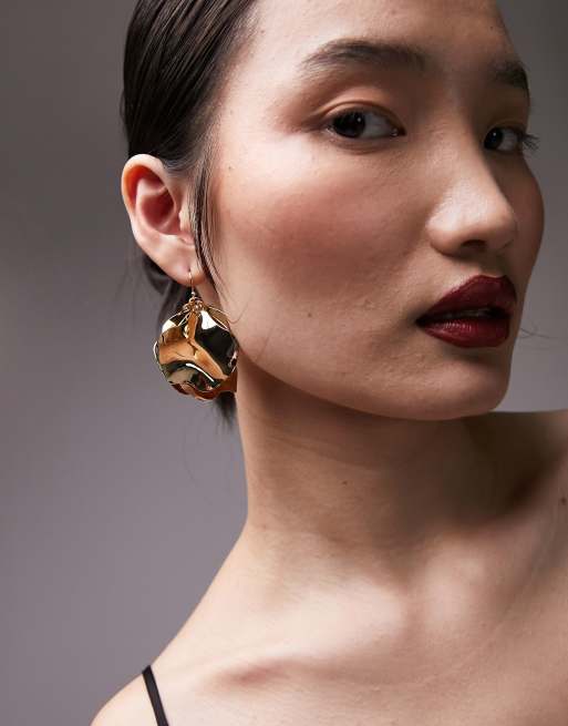 Pendientes dorados con diseño colgante de pétalo Emilia de Topshop