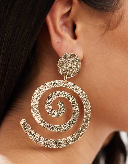 Pendientes dorados con diseño colgante de remolino repujado de ASOS DESIGN