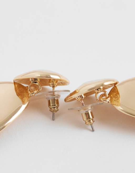 Pendientes dorados con diseño colgante efecto fundido de DesignB London, 4 de 4