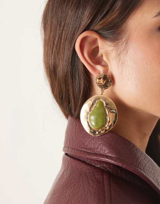 Pendientes dorados con diseño colgante repujado de Mango