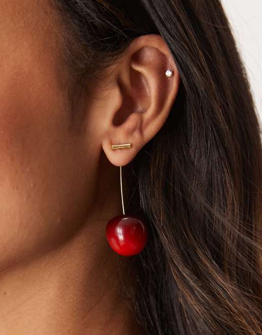 Pendientes dorados con diseño de cereza oscura de DesignB London