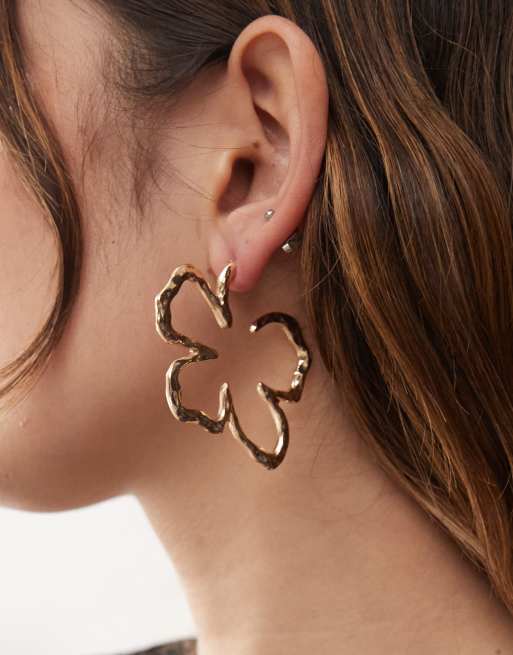 Pendientes dorados con diseño de flor grande de Reclaimed Vintage, 2 de 3